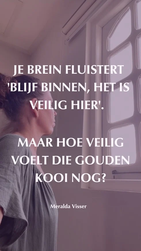 Je bent niet alleen. Die verstikkende angst die je elke dag voelt. Die stem die fluistert: ‘Blijf binnen. Ga die situatie niet aan. Het is te gevaarlijk.’

Het voelt als een onzichtbare kooi. Elke keer als je de deur uit wilt, in de lift wilt stappen, of tussen mensen wilt zijn, trek jij je terug. Je hart gaat tekeer, je ademhaling versnelt, en je lichaam schreeuwt: ‘Vlucht!’

Ik weet hoe uitputtend het is. Hoe je agenda zich vult met ‘nee’ en ‘misschien later’. Hoe klein je wereld wordt.

Maar er is iets wat je moet weten: Die angst die je verlamt, die paniekaanvallen die je overrompelen - dat ben jij niet. 

Het zijn overlevingsmechanismen. Je brein dat te hard werkt om je te beschermen.

Jij bent zoveel meer dan je angst. Je bent moedig, zelfs als je het niet voelt. Want elke dag sta je op en vecht je door.

Verandering begint met één kleine stap. Niet door jezelf te forceren, maar door zachtjes je grenzen te verleggen. Door eindelijk die hulp te accepteren die je verdient.

Stel je voor hoe het zou voelen... Weer kunnen ademen. Je vrijheid terugvinden. Stap voor stap, op jouw tempo.

Je hoeft dit niet alleen te doen. Er is een weg uit die nu kooi, en ik wil je helpen die te vinden.

Ben je klaar om die eerste stap te zetten?

Met liefde,
Meralda

PS: Tijdens mijn Break Free Deep Dive of Break Free All In, ontdek je hoe snel en effectief jij jezelf van deze angst kunt bevrijden. Klik link in bio voor een gratis Break Free Call

#angststoornis #angstoverwinnen #mentalegroei #fobieën #paniekaanval #mentaalgezond #zelfcompassie #angstcoach #zelfliefde #mentaalwelzijn #angstvrij #aanhetwerken #groei #mentor #expert #breakfreeexpert # #angstenstress #mentalebalans #ontwikkeling #psychischegezondheid #ikbengenoeg #angstcoaching #hypnose #hypnosetherapie #hypnotherapie #hypnotherapiecuracao #curacao #willemstad