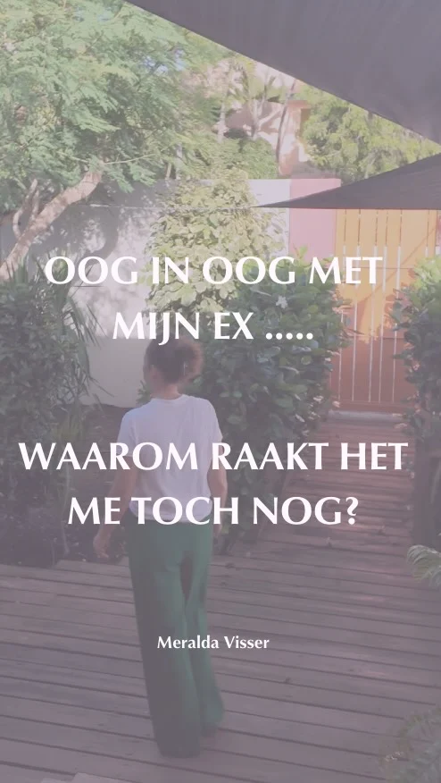 Waarom kan een simpele ontmoeting met je ex zoveel chaos veroorzaken in je hoofd?

Het draait allemaal om je brein:
1. Heractivering van oude neurale paden Wanneer je je ex ziet, herinnert je brein zich alles: de fijne momenten, de pijn, zelfs de geur of geluiden van toen. Deze paden waren ooit sterk verbonden en worden plots wakker.

2. Dopamine en emoties Je brein geeft een dopamineboost als het iets herkent dat ooit fijn voelde – zelfs al is die herinnering gekoppeld aan een moeilijke periode. Dit kan je blij, verdrietig of juist compleet in de war maken.

3. Fight-or-flight-reactie Een onverwachte ontmoeting activeert je stresssysteem. Cortisol stijgt en je brein wil maar één ding: veiligheid vinden. Oude hechtingspatronen kunnen daardoor opnieuw opspelen.

4. Spiegelneuronen Onbewust spiegel je de emoties van je ex. Als zij bijvoorbeeld verdrietig of gespannen zijn, voel jij dat ook – zelfs zonder woorden.

Maar hier komt het goede nieuws: Je kunt leren om deze gevoelens te begrijpen en jezelf te kalmeren. 
Het draait allemaal om bewustwording en de juiste tools inzetten.

In mijn Break Free trajecten deel ik technieken om grip te krijgen op je brein en emoties, zodat jij sterker uit deze situaties komt.

Klaar om je brein te begrijpen en emotionele rust te vinden?

Laat een reactie achter of stuur me een bericht met ‘RESET’ en ik help je op weg. Samen bouwen we aan jouw emotionele vrijheid.

Met liefde, Meralda

#breakuphealing #emotionalresilience #relationshipreset #mentalgrowth #persoonlijkeontwikkeling #liefdesleven #mindsetshift #relatiecoaching #zelfliefde #breinfocus #healingjourney #zelfliefde#heartbreak #emotionelevrijheid #hypnotherapie #coachingtheunconsciousmind